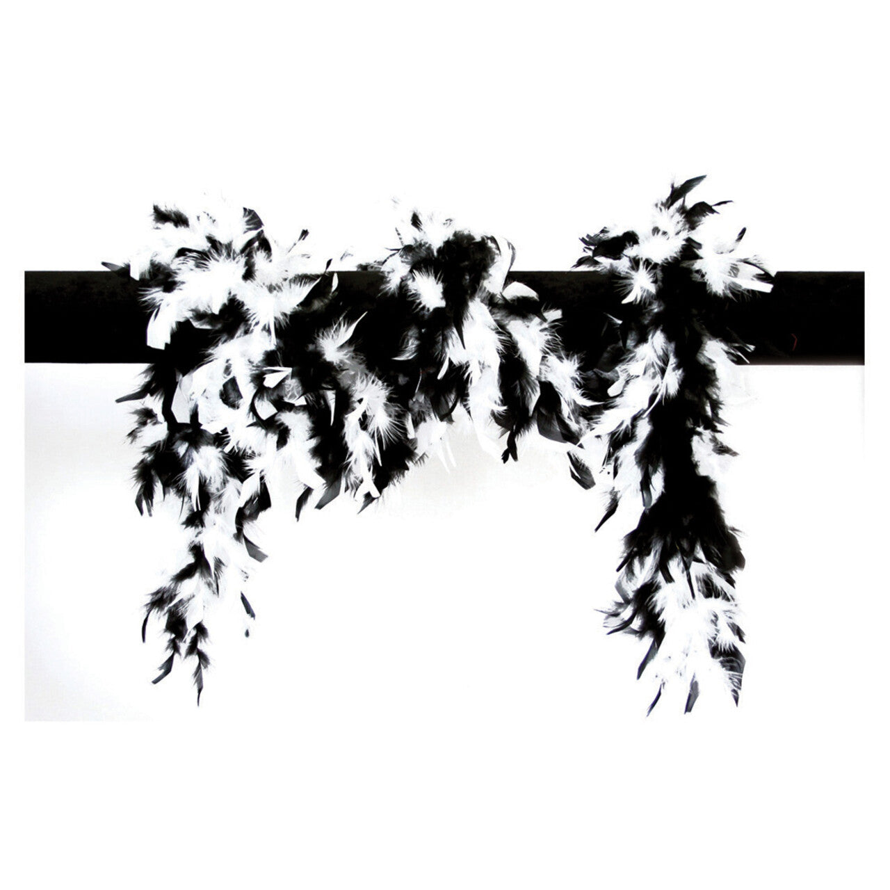 Op deze afbeelding zie je een Accessoires, van het merk Wilbers. Boa Twee Kleuren Zwart Wit 180 Centimeter