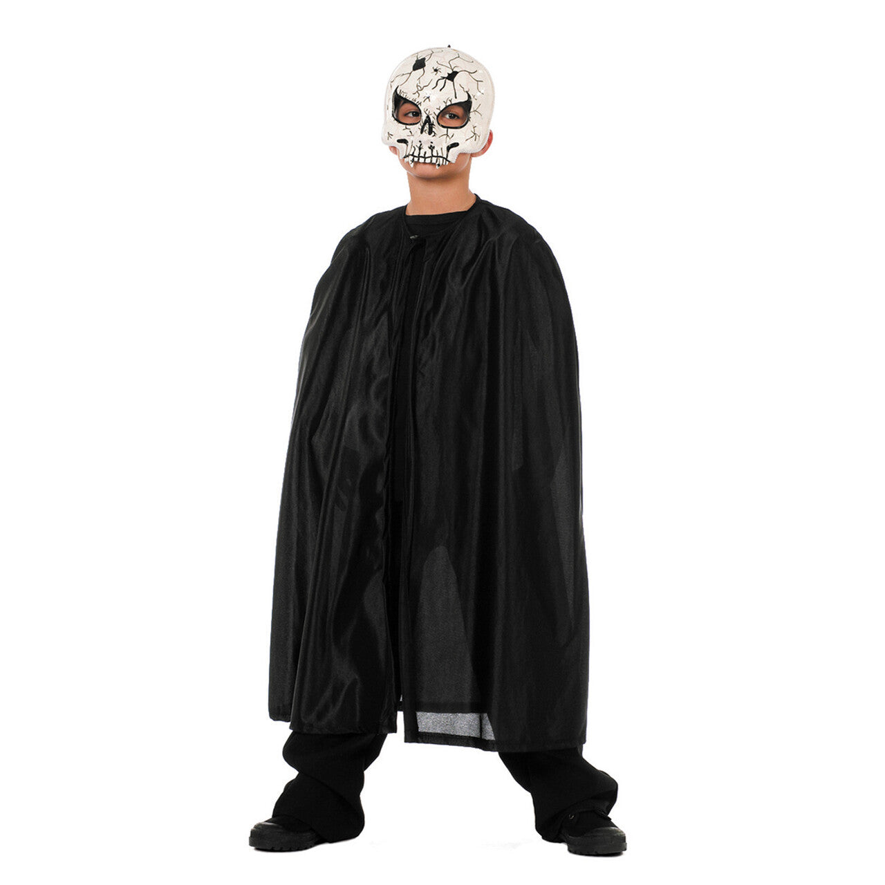 Op deze afbeelding zie je een Kostuums, van het merk Wilbers. Mooie Zwarte Cape Frankenstein Jongen Kostuum