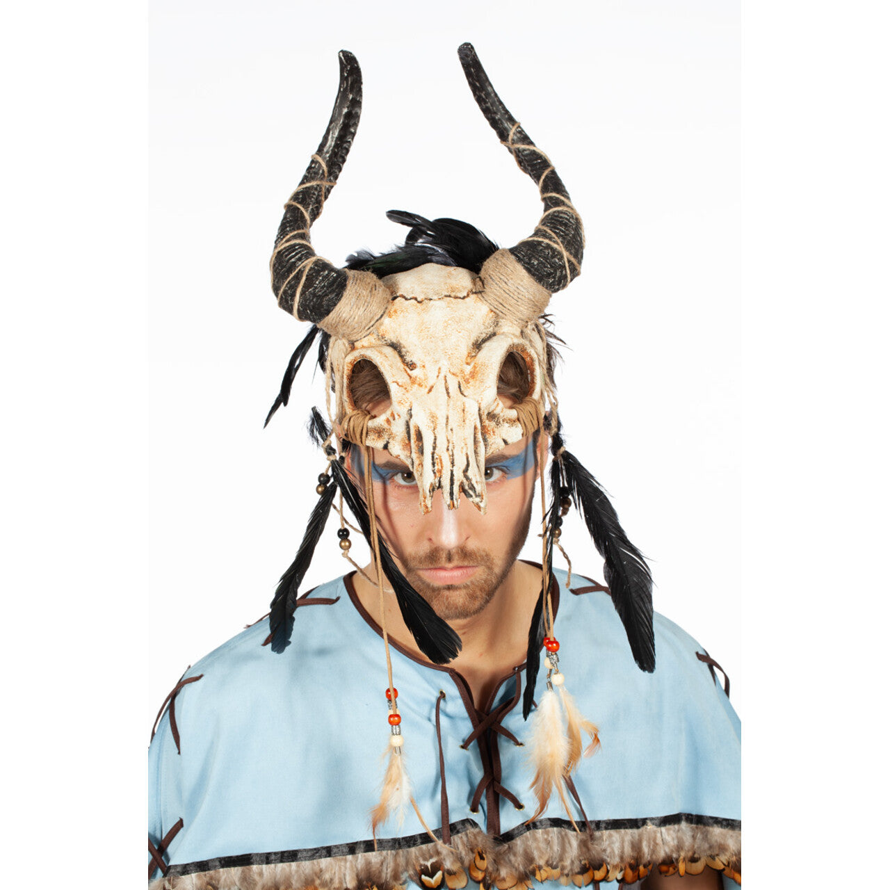 Op deze afbeelding zie je een Accessoires, van het merk Wilbers. Wit Sjamanistisch Schedelmasker Met Hoorns