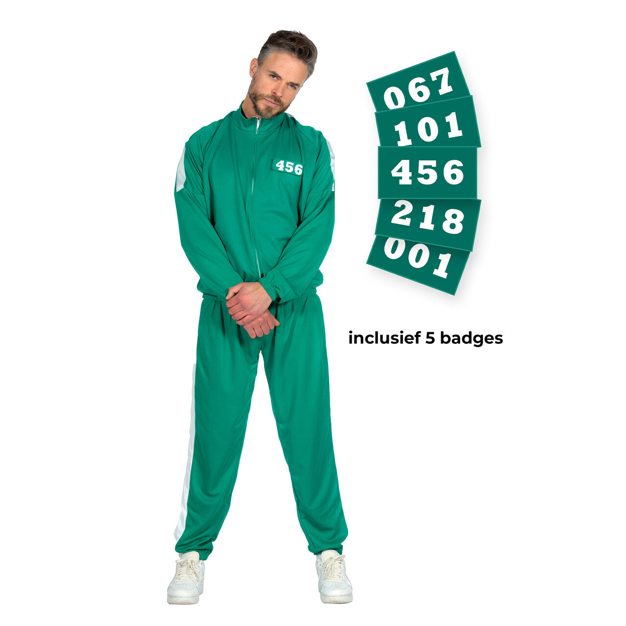 Op deze afbeelding zie je een Kostuums, van het merk Wilbers. Squid Game Deelnemer Trainingspak Groen Met 5 Badges Volwassene Kostuum