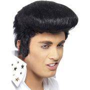 Op deze afbeelding zie je een Accessoires, van het merk Smiffy's. Officiele Zwarte Elvis Pruik Met Vetkuif