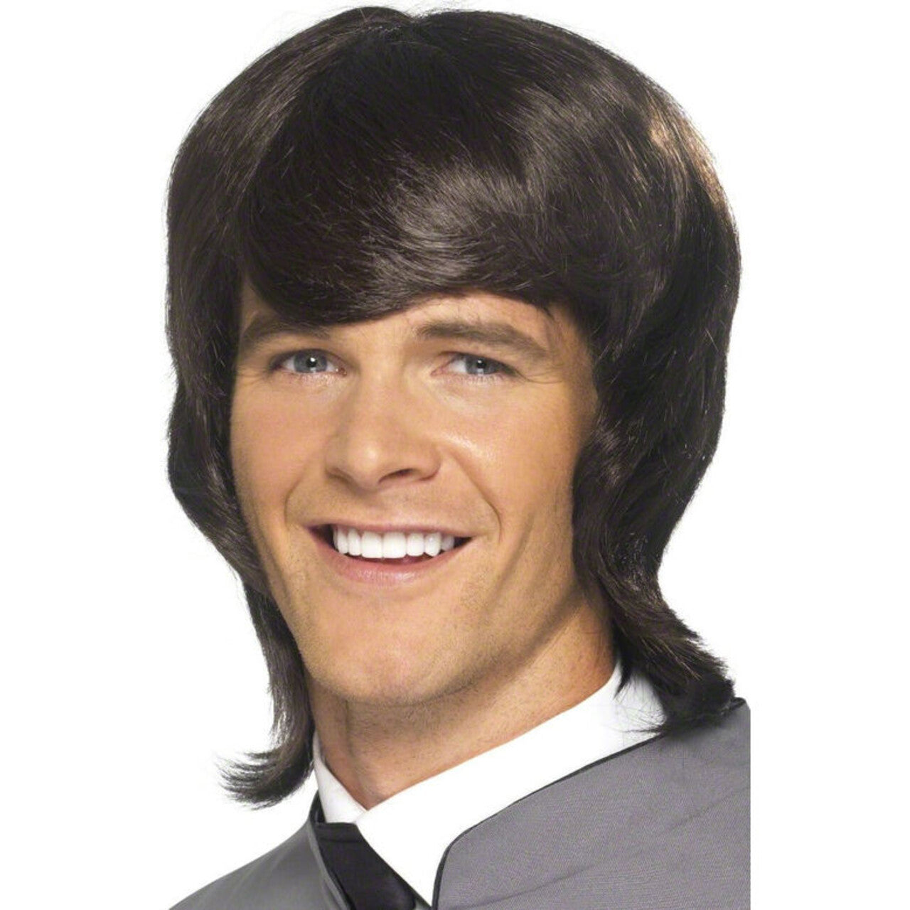 Op deze afbeelding zie je een Accessoires, van het merk Smiffy's. 60s Popster Pruik Bruin
