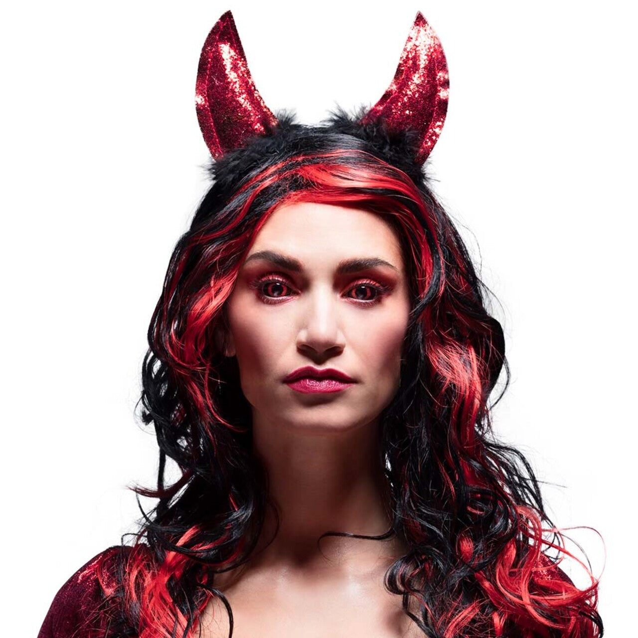 Op deze afbeelding zie je een Accessoires, van het merk Boland. Haarband Shedevil Rood