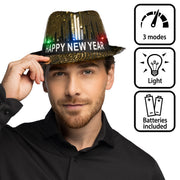Op deze afbeelding zie je een Accessoires, van het merk Boland. Gouden Happy New Year Hoed Met Licht