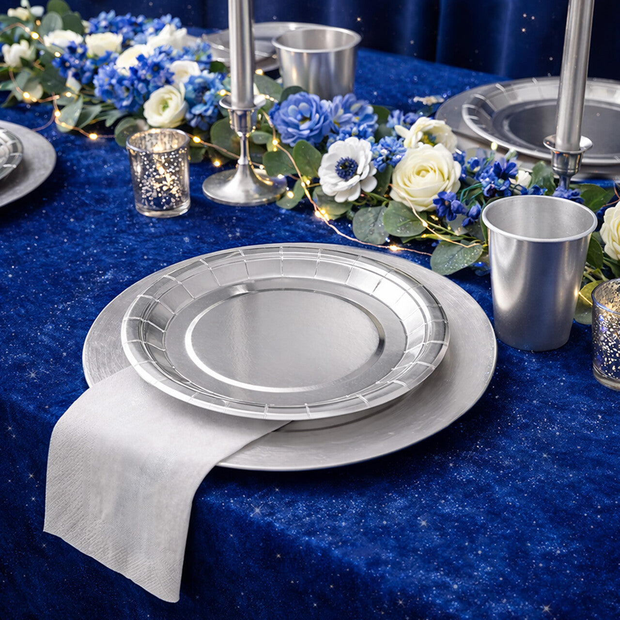 Op deze afbeelding zie je een Decoratie, van het merk Boland. Papieren Feestservies Set Zilver
