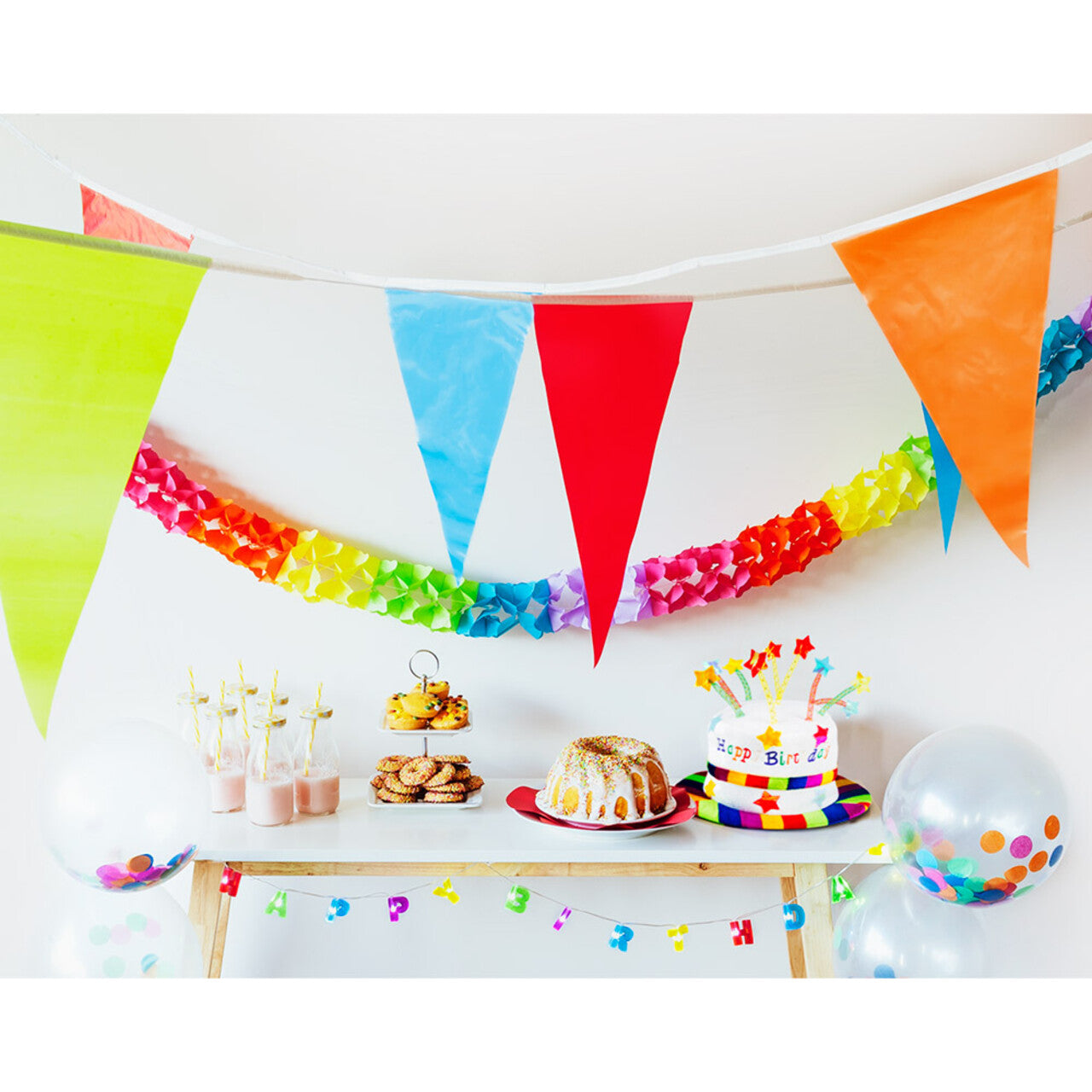 Op deze afbeelding zie je een Decoratie, van het merk Boland. Papieren Slinger Kleurrijk Feest