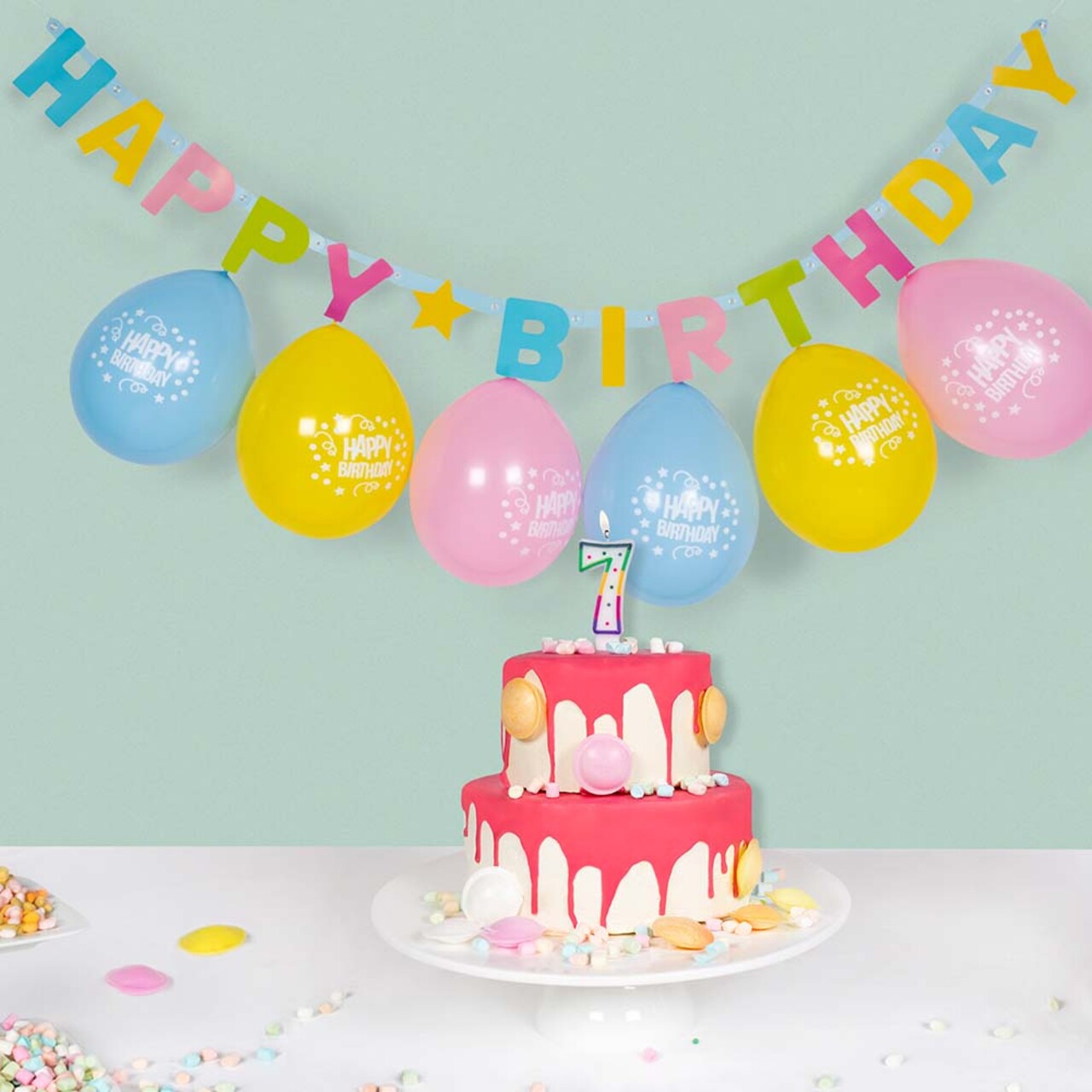 Op deze afbeelding zie je een Decoratie, van het merk Boland. Kartonnen Letterslinger Happy Birthday Happy Colours