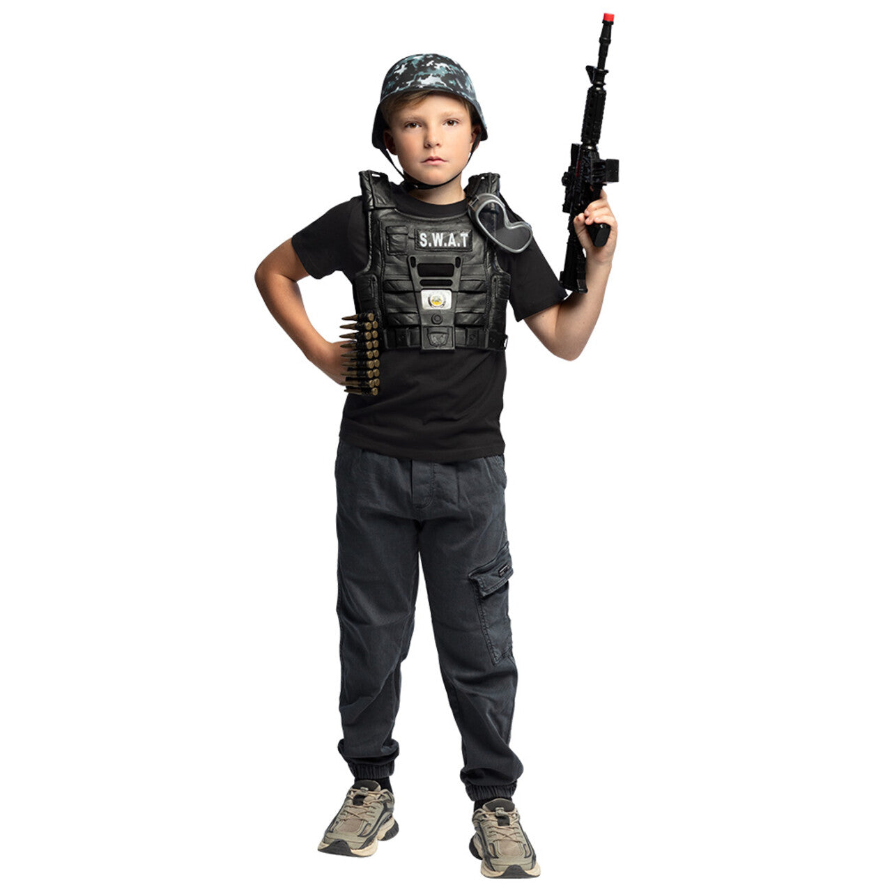Op deze afbeelding zie je een Kostuums, van het merk Boland. Kinderset s.w.a.t (Helm, Vest, Veiligheidsbril, Kogelriem, Geweer) Kind Kostuum