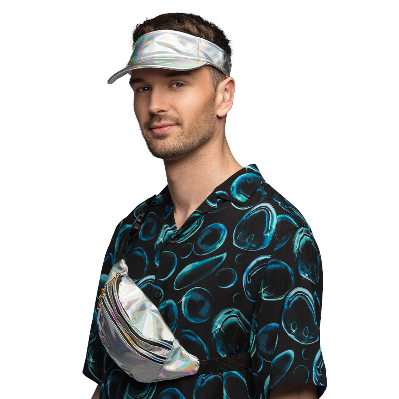 Op deze afbeelding zie je een Accessoires, van het merk Boland. Set Holo Festival Zilver (Zonneklep En Heuptasje)