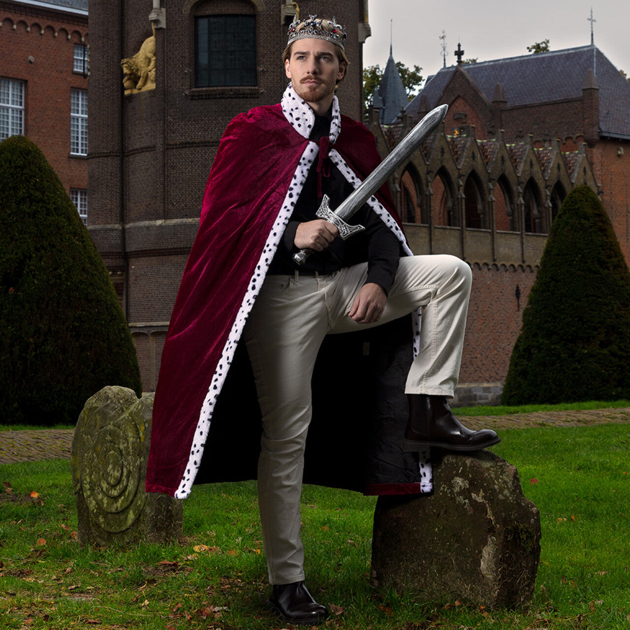 Op deze afbeelding zie je een Kostuums, van het merk Boland. Set Majesteit Man Kostuum