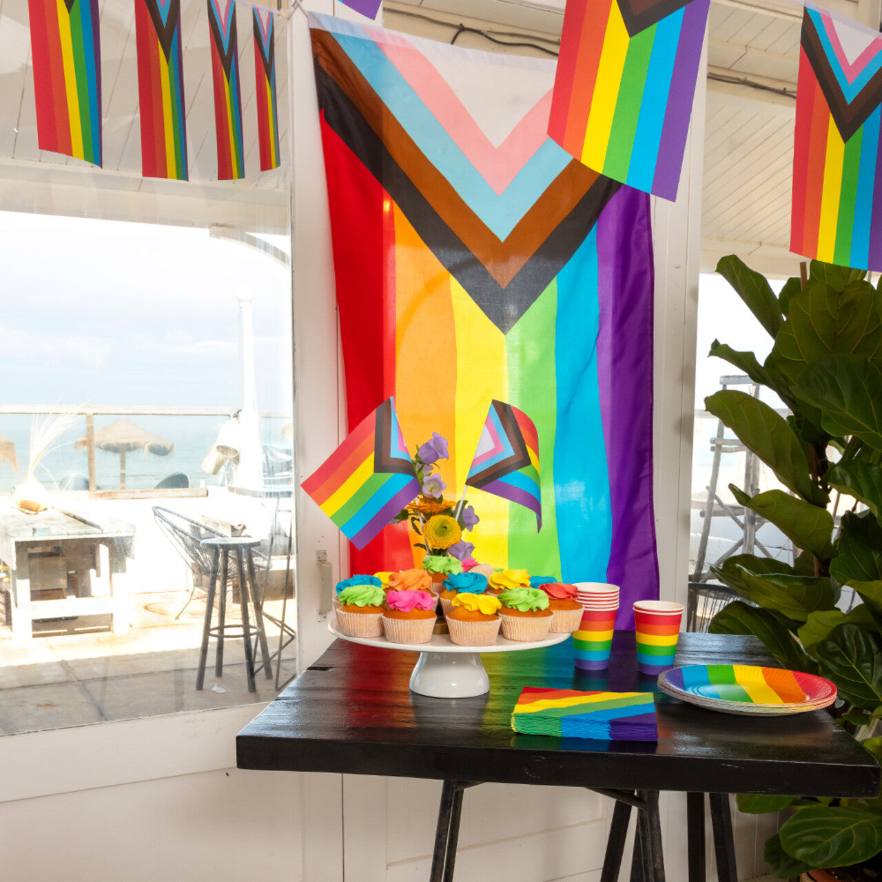 Op deze afbeelding zie je een Decoratie, van het merk Boland. Set 8 Papieren Bekers Happy Regenboog