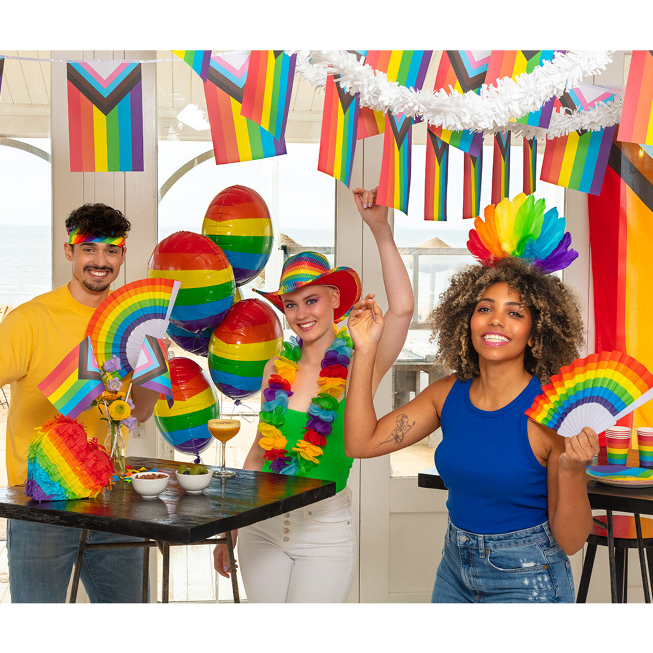 Op deze afbeelding zie je een Decoratie, van het merk Boland. Rainbow Pride Set Van 6 Waaiers