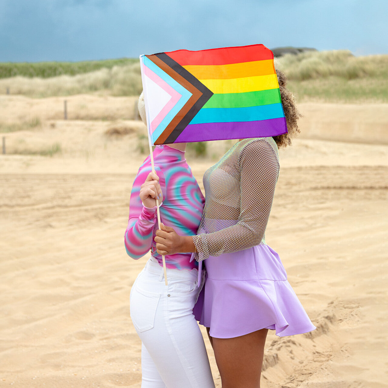 Op deze afbeelding zie je een Decoratie, van het merk Boland. Wave Your Flag Rainbow Pride Progress Vlag