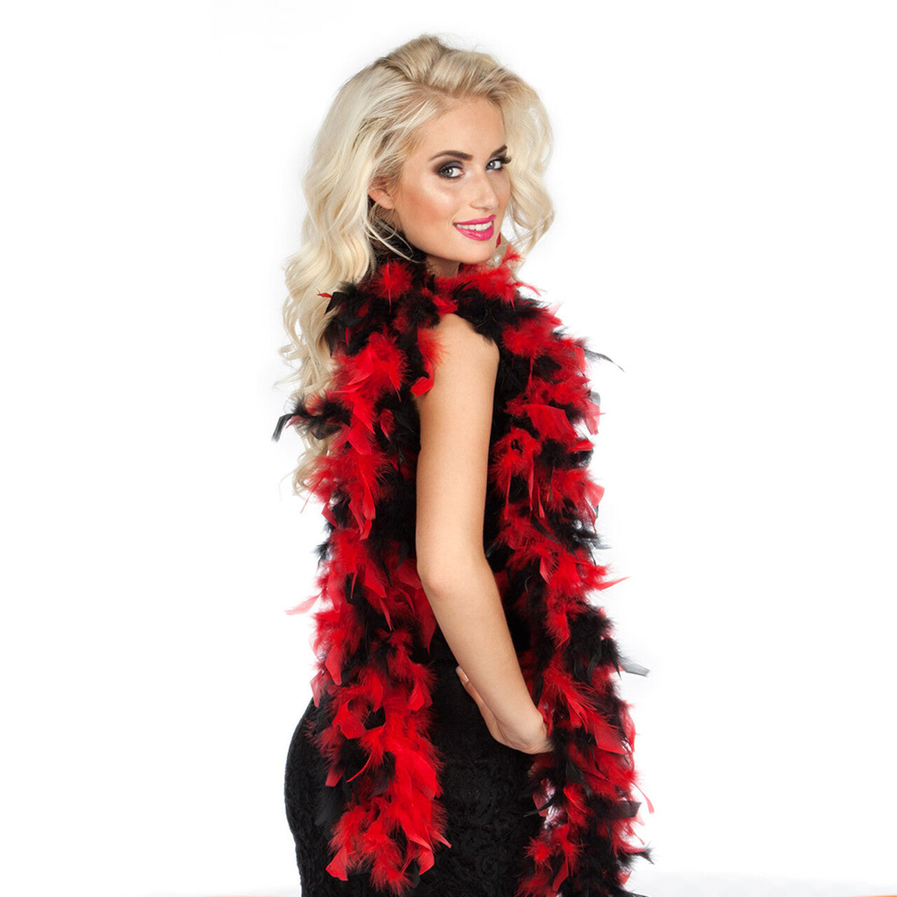 Op deze afbeelding zie je een Accessoires, van het merk Boland. Boa Party Deluxe Zwart Rood
