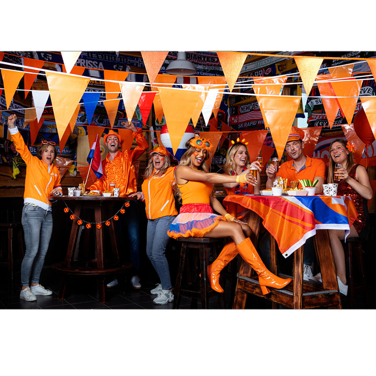Op deze afbeelding zie je een Accessoires, van het merk Boland. Glimmende Oranje Pet