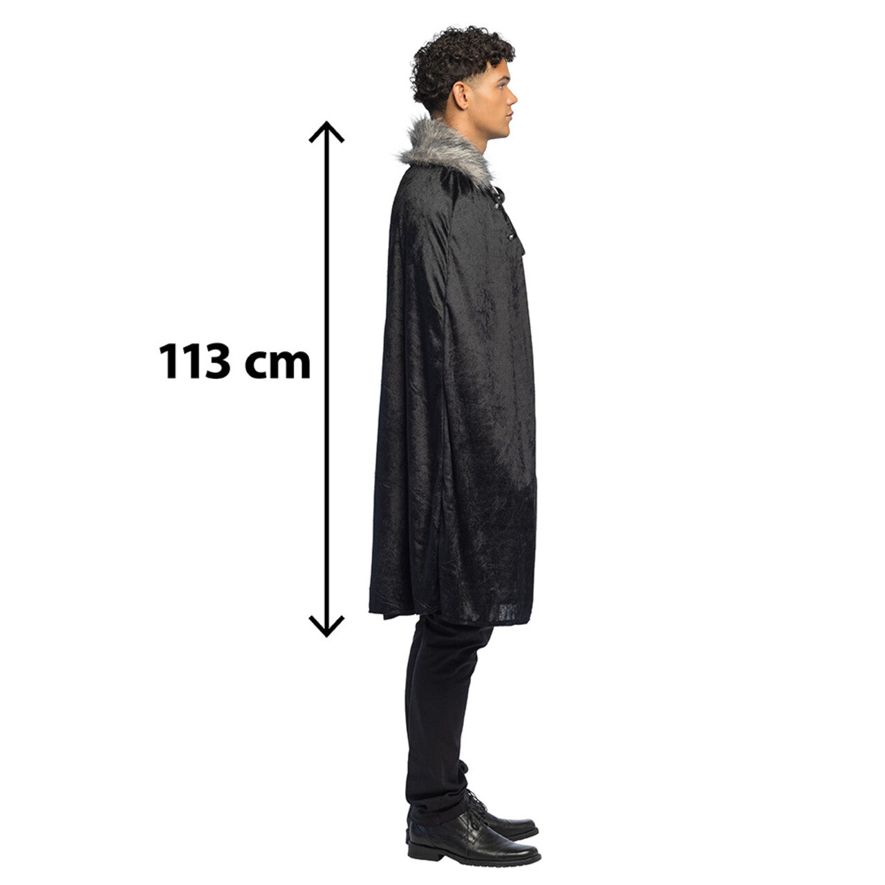 Op deze afbeelding zie je een Kostuums, van het merk Boland. Cape Crimson Zwart 113 Cm