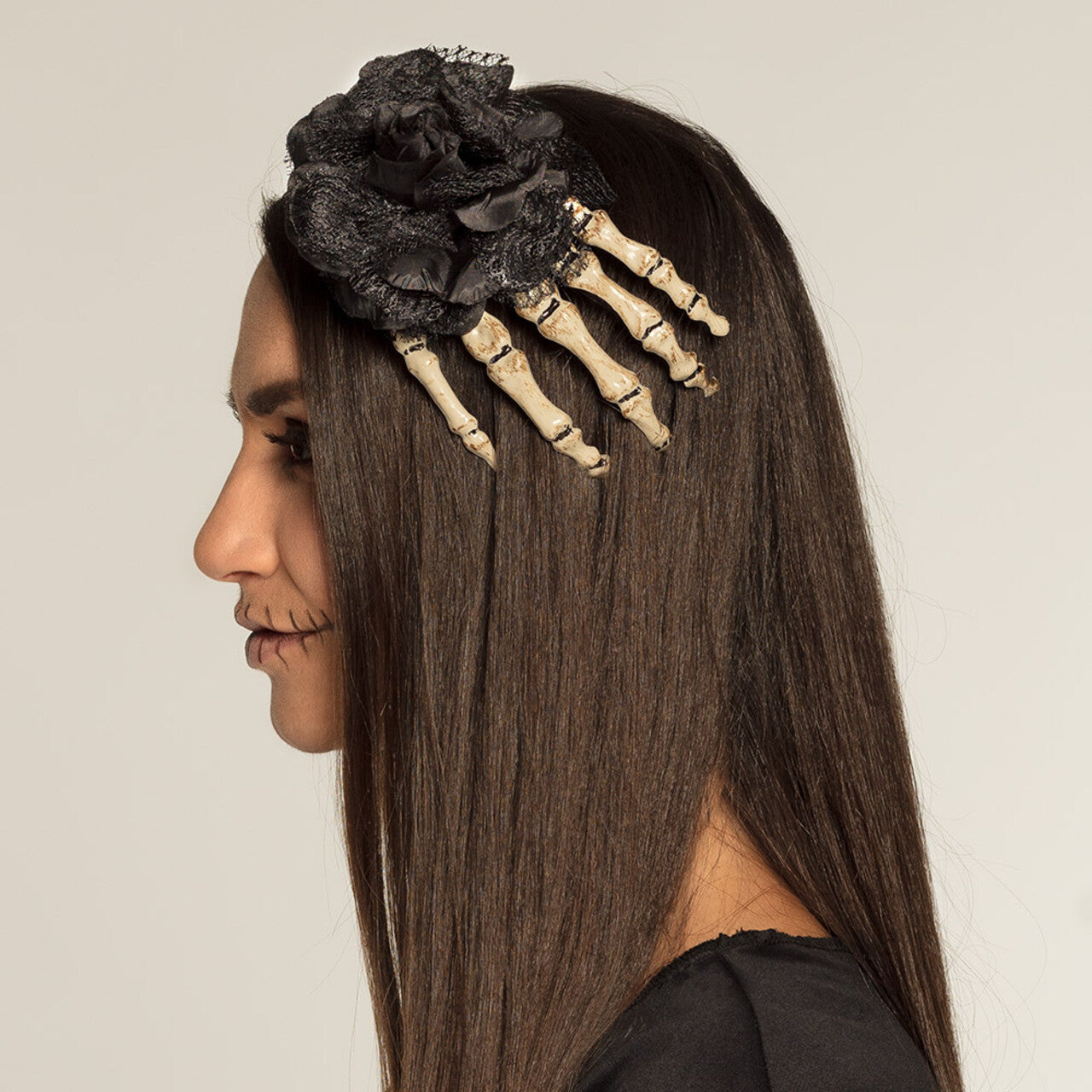 Op deze afbeelding zie je een Accessoires, van het merk Boland. Haarclip Magere Hand Door Je Haar