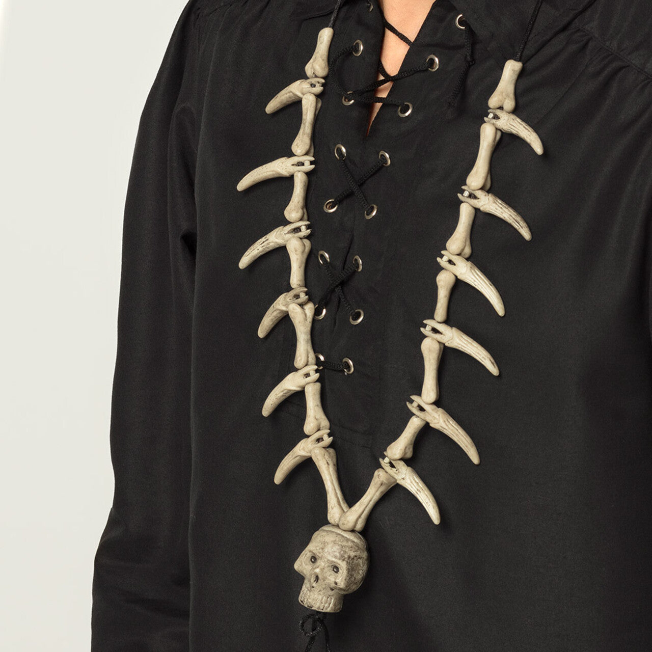 Op deze afbeelding zie je een Accessoires, van het merk Boland. Ketting Sjamaan Skull And Bones