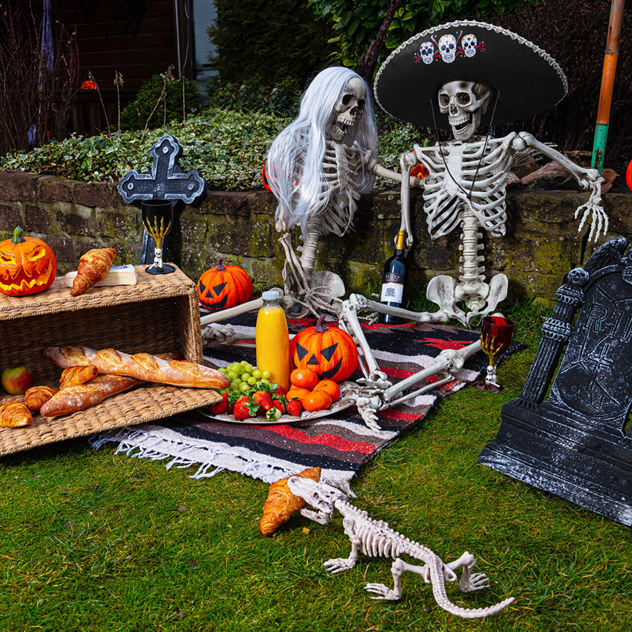 Op deze afbeelding zie je een Decoratie, van het merk Boland. Plastic Kelk Skull Claw Zwart