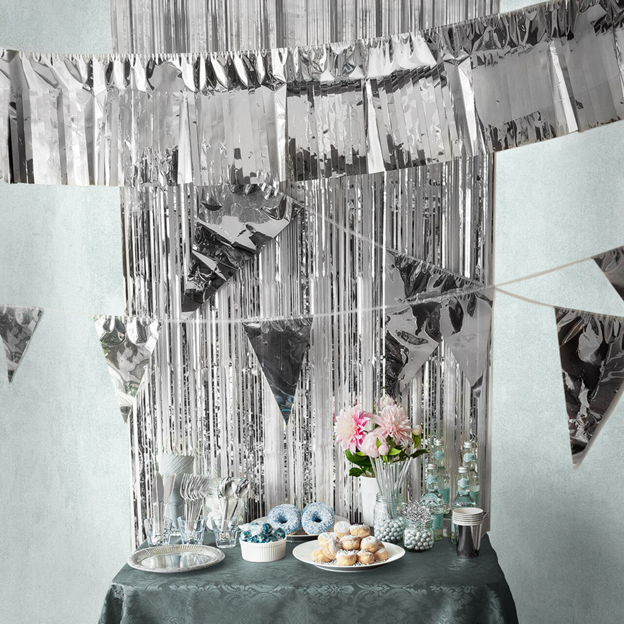Op deze afbeelding zie je een Decoratie, van het merk Boland. Perfect Silver Party Metallic Vlaggenlijn Zilver