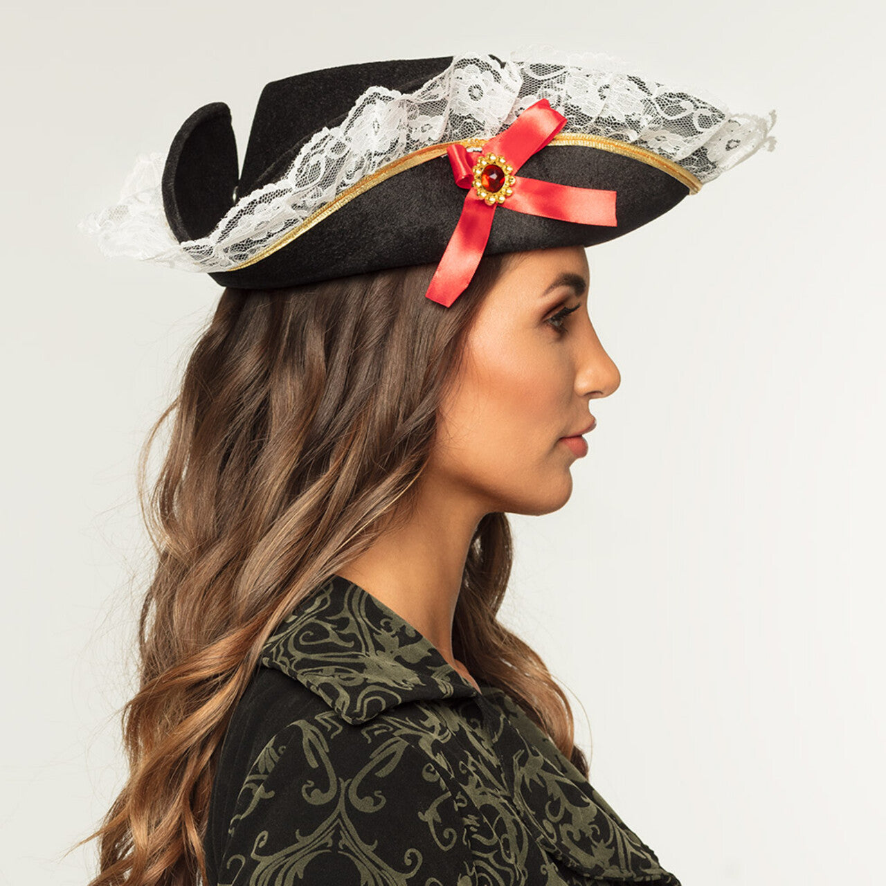 Op deze afbeelding zie je een Accessoires, van het merk Boland. Piratenhoed Stacey Gold