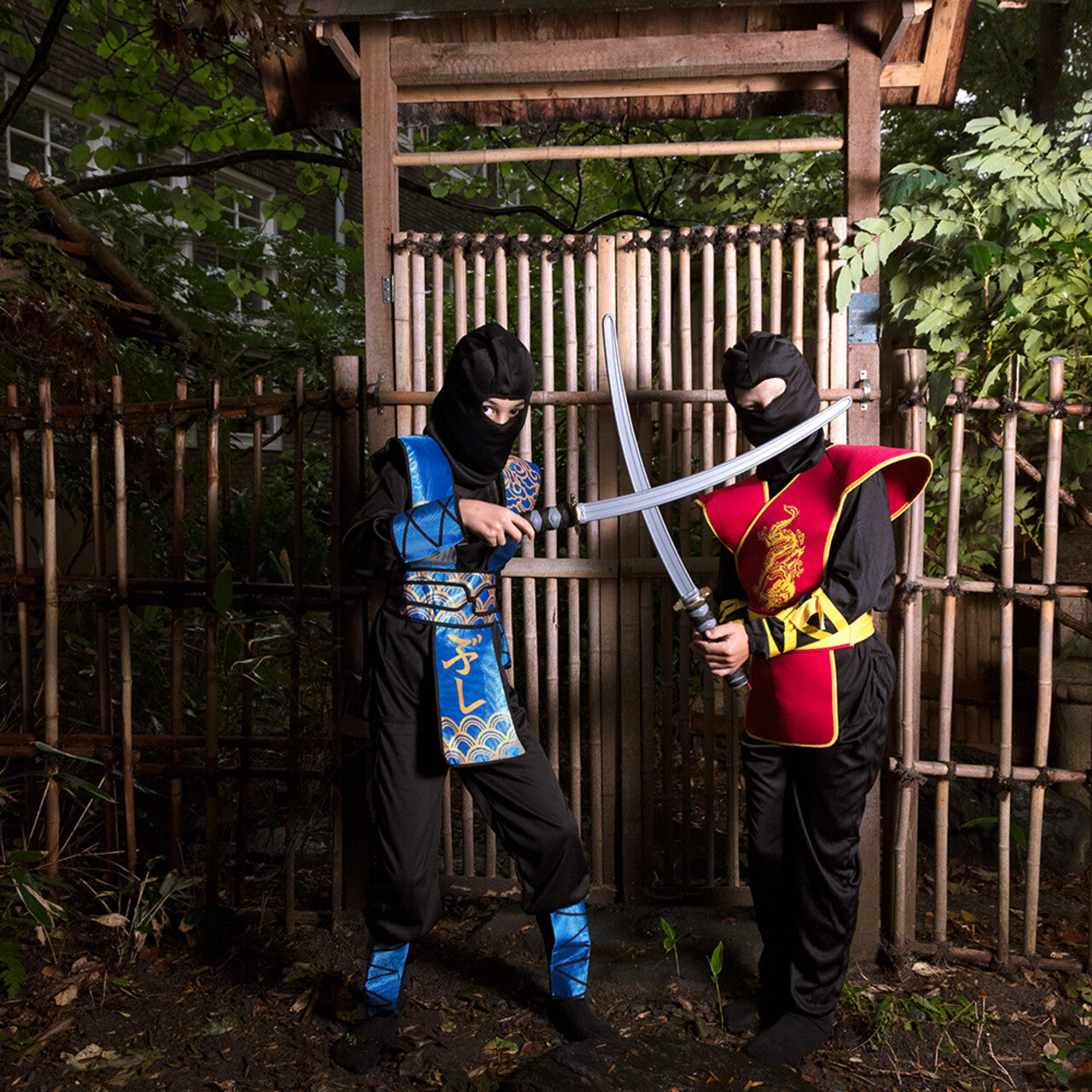 Op deze afbeelding zie je een Kostuums, van het merk Boland. Ninja Master Kai Lee Kind Kostuum