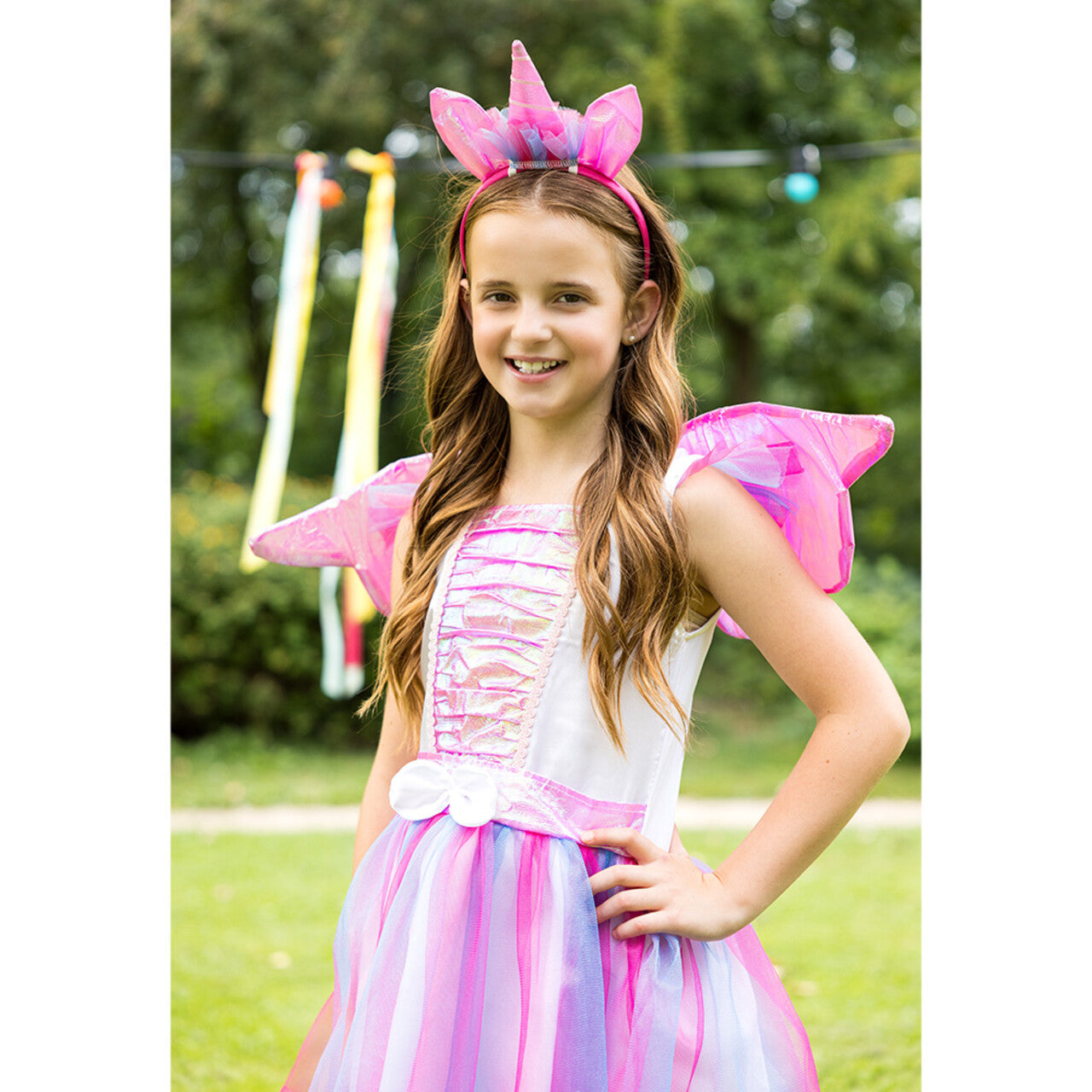 Op deze afbeelding zie je een Kostuums, van het merk Boland. Always Be A Unicorn Meisje Kostuum