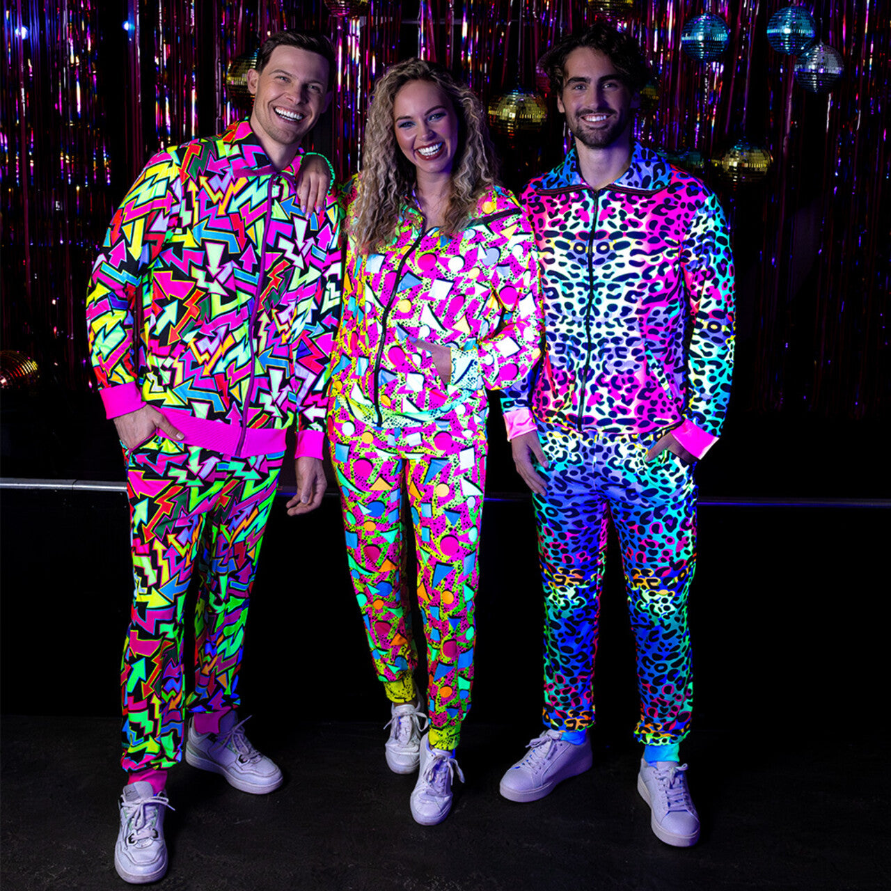Op deze afbeelding zie je een Kostuums, van het merk Boland. Trainingspak 90s Fresh Prince Of Blacklight Man Kostuum