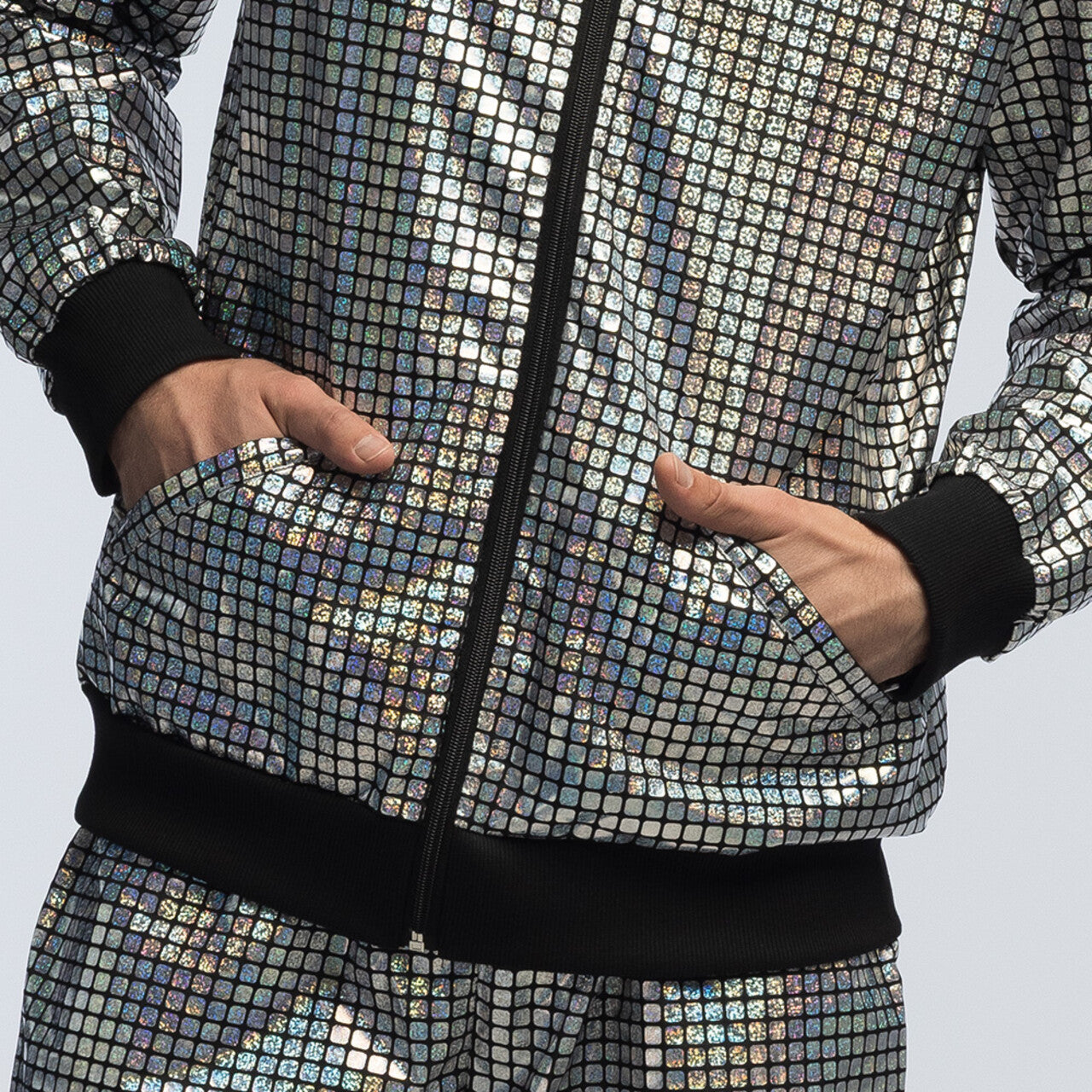Op deze afbeelding zie je een Kostuums, van het merk Boland. Trainingspak Disco Bal Zilver Vrouw Kostuum