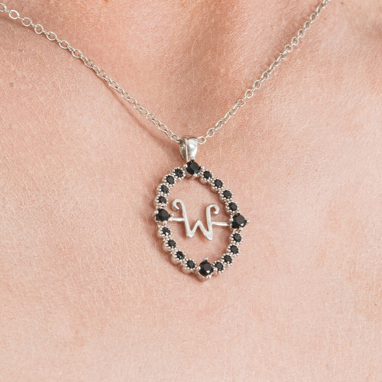 Op deze afbeelding zie je een Accessoires, van het merk Chaks. Elegante Ketting Wednesday™