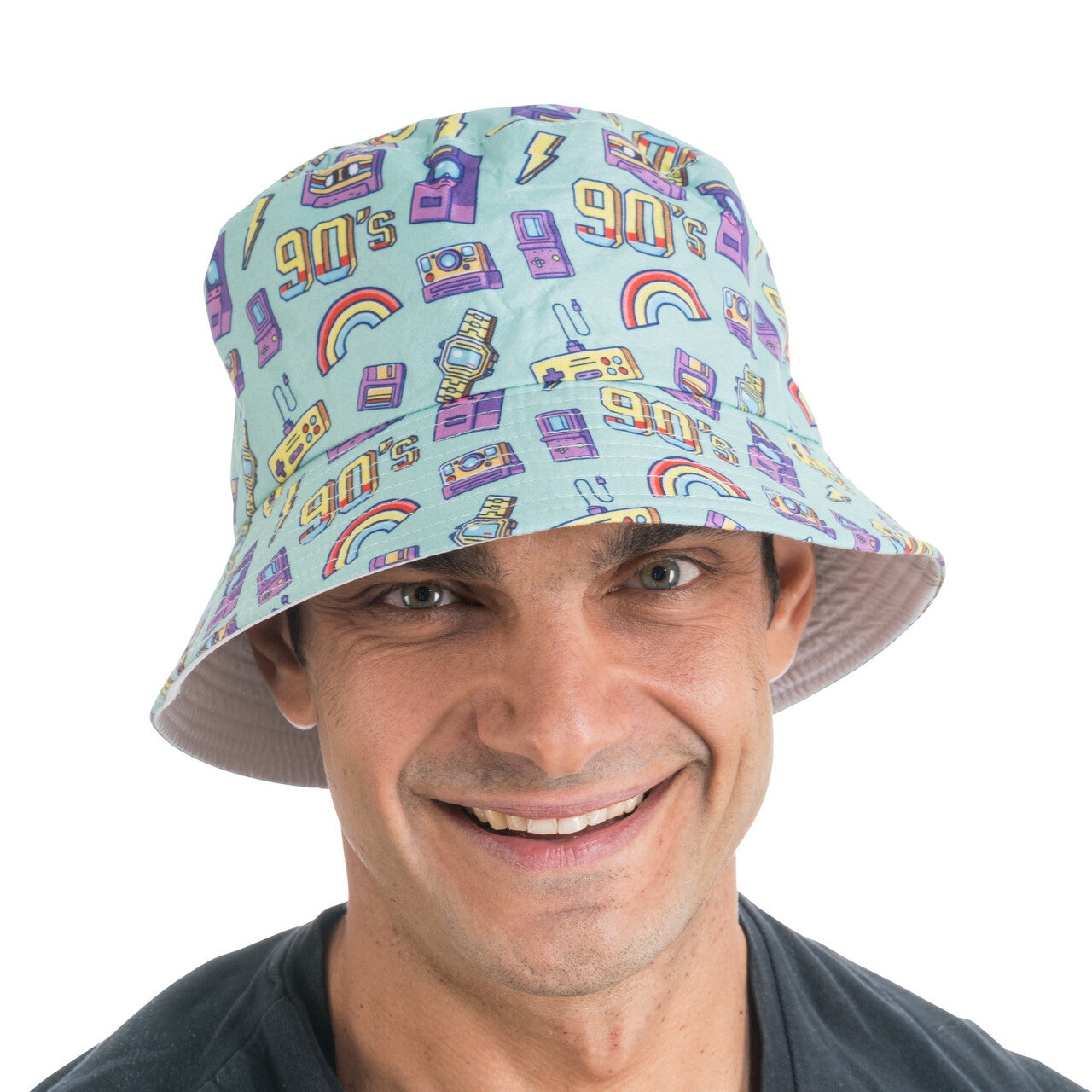 Op deze afbeelding zie je een Accessoires, van het merk Chaks. Megacoole 90s Bucket Hoed