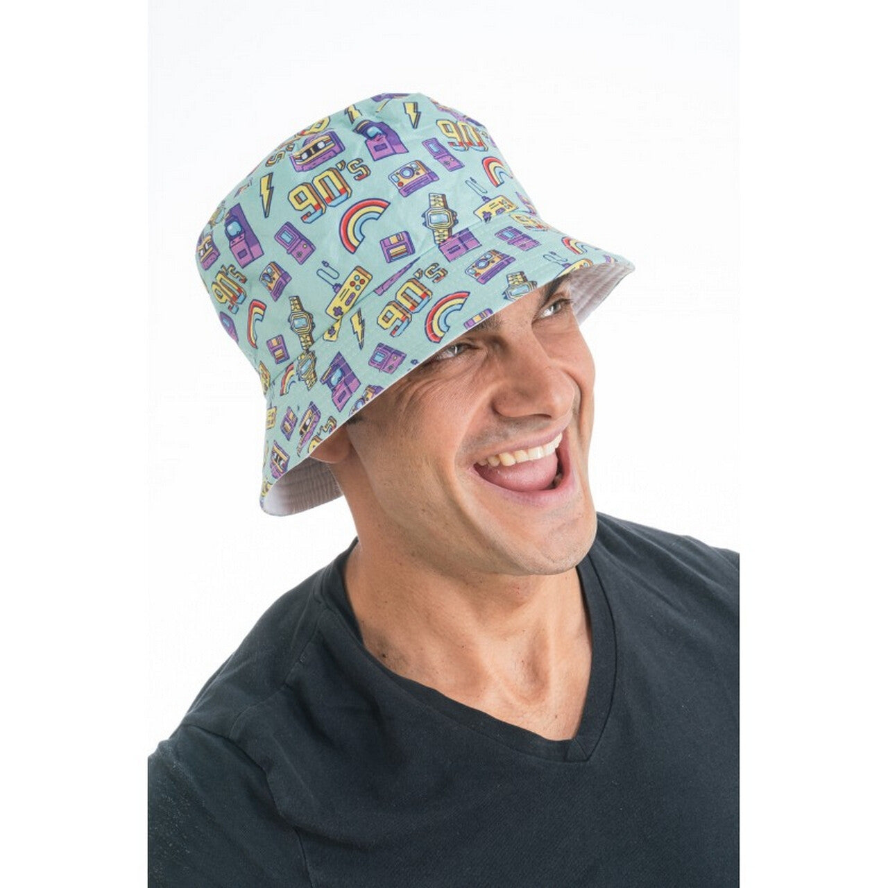 Op deze afbeelding zie je een Accessoires, van het merk Chaks. Megacoole 90s Bucket Hoed