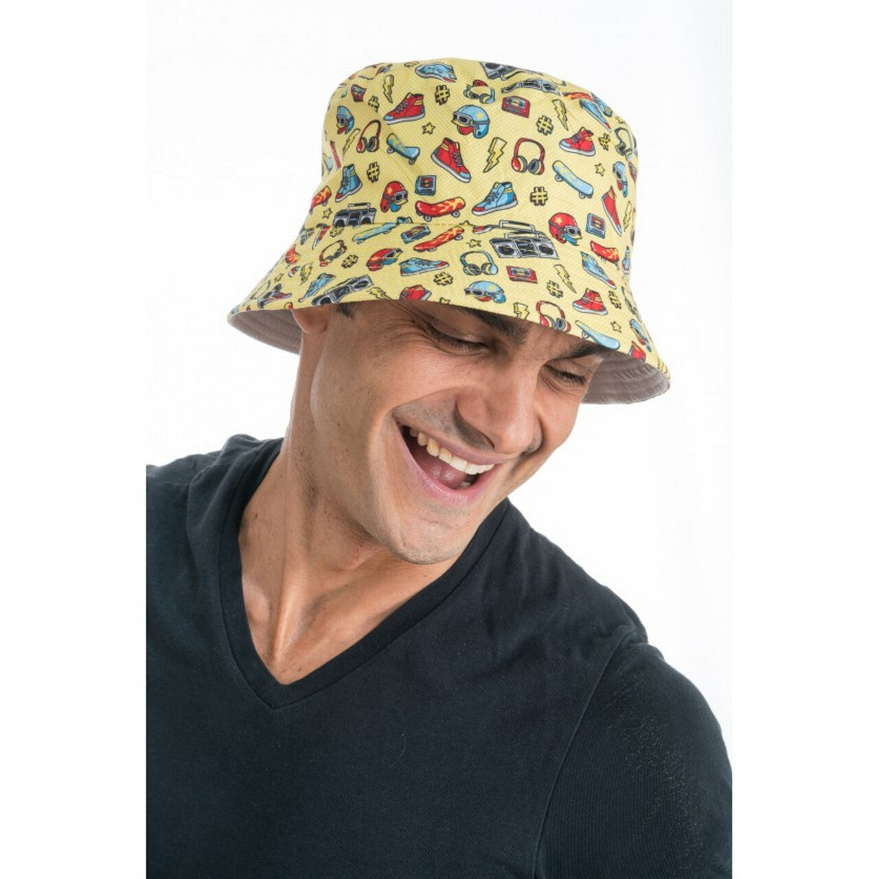 Op deze afbeelding zie je een Accessoires, van het merk Chaks. Jaren 90 Bucket Hat Geelcool