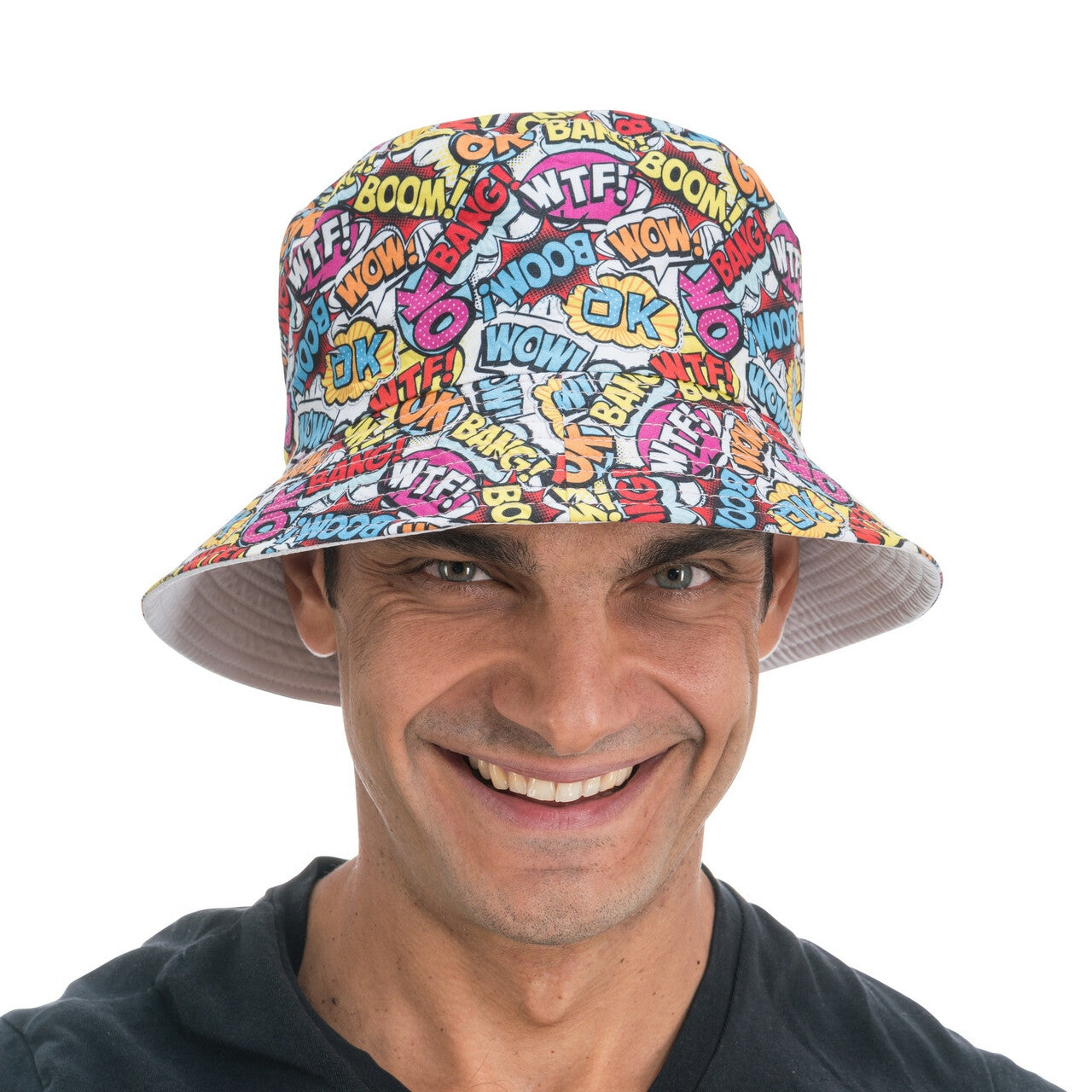 Op deze afbeelding zie je een Accessoires, van het merk Chaks. 90s Bucket Hoed Wtf Ok Boom Bang