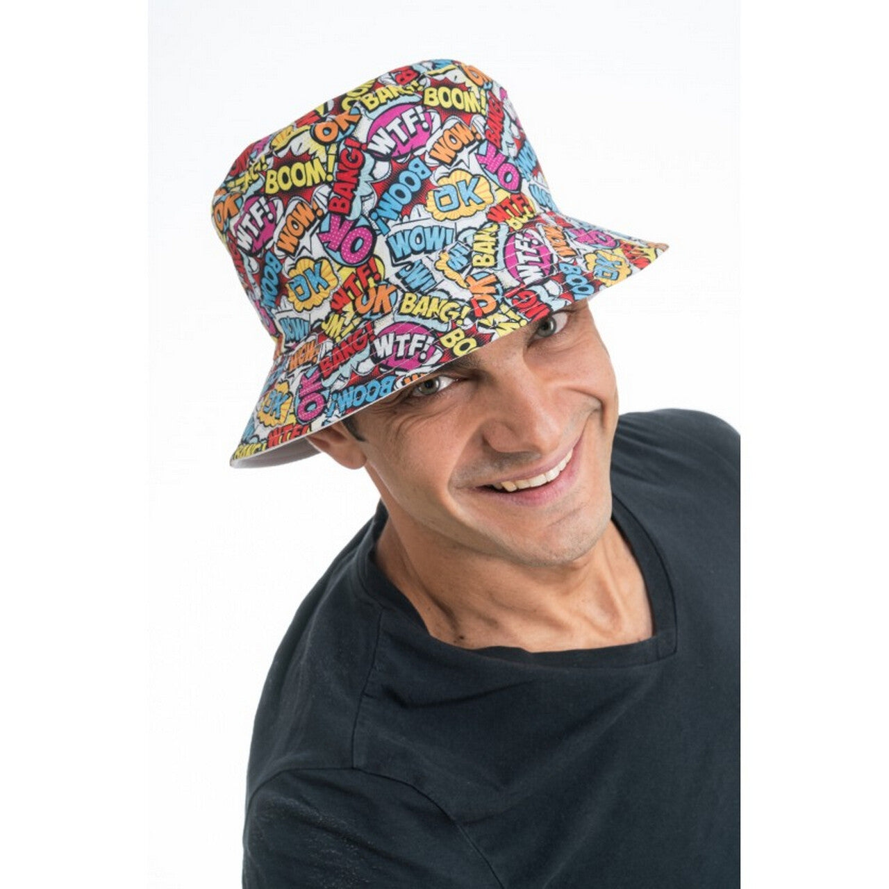 Op deze afbeelding zie je een Accessoires, van het merk Chaks. 90s Bucket Hoed Wtf Ok Boom Bang