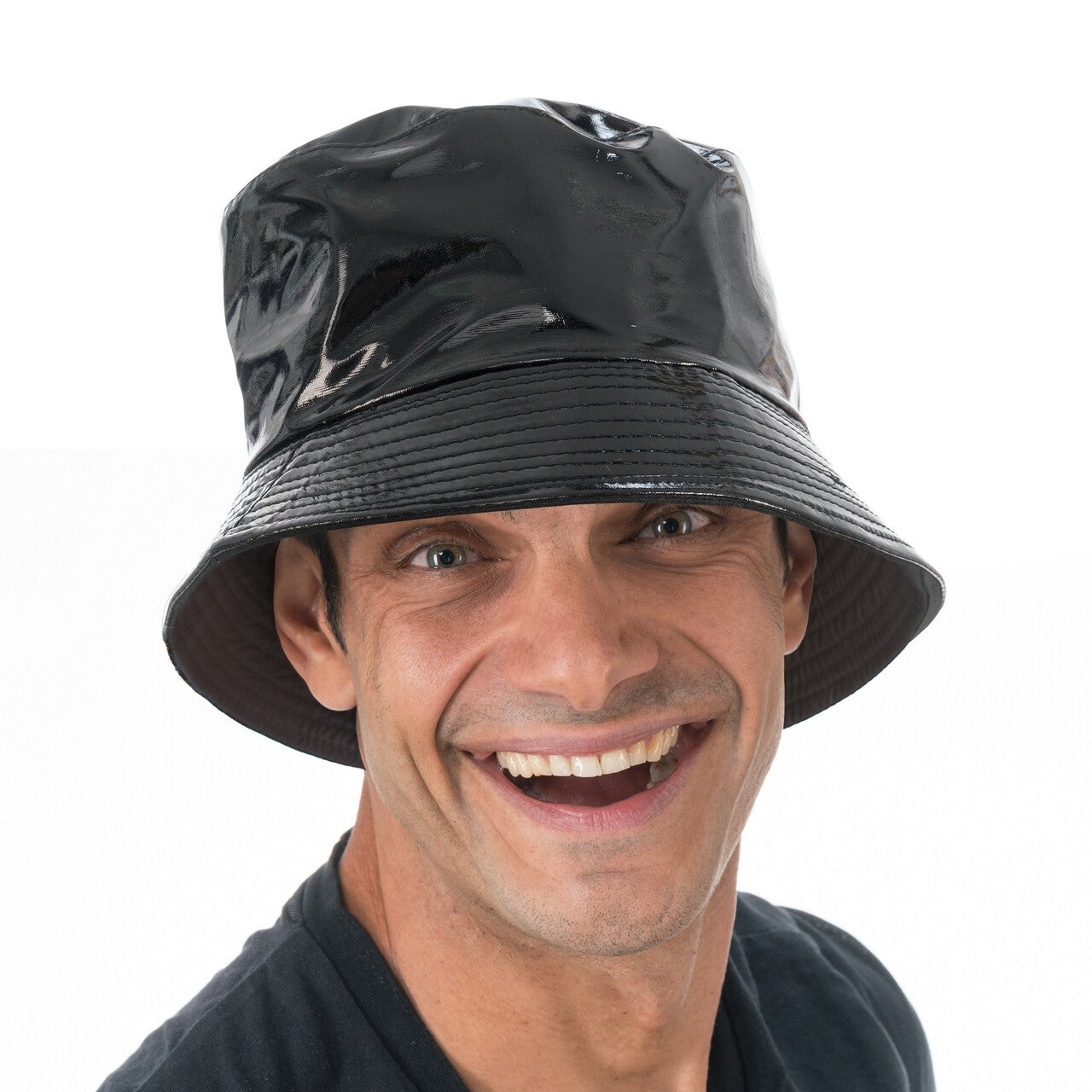Op deze afbeelding zie je een Accessoires, van het merk Chaks. Vinyl Bucket Hoed Zwart
