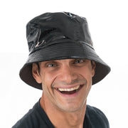 Op deze afbeelding zie je een Accessoires, van het merk Chaks. Vinyl Bucket Hoed Zwart