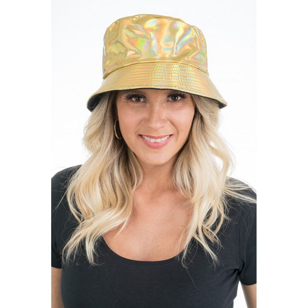 Op deze afbeelding zie je een Accessoires, van het merk Chaks. Bucket Hoed Out Of Space Goud