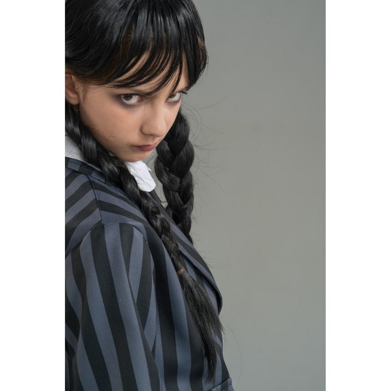 Op deze afbeelding zie je een Kostuums, van het merk Chaks. Wednesday™ School Uniform Nevermore Meisje Kostuum