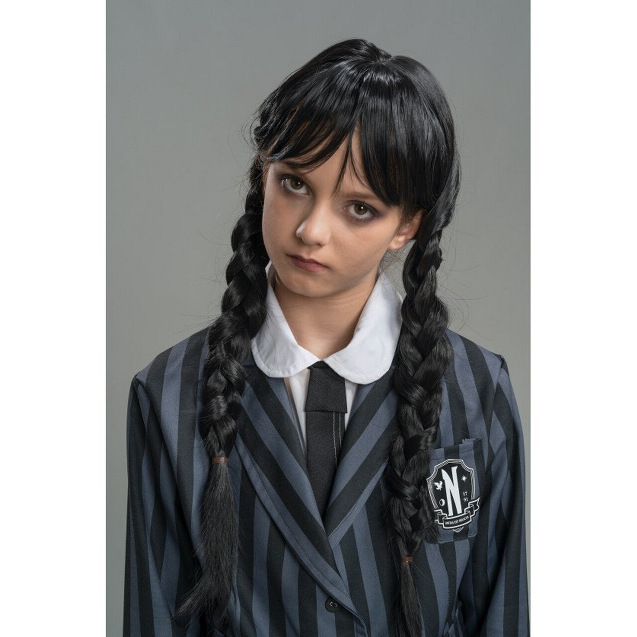 Op deze afbeelding zie je een Kostuums, van het merk Chaks. Wednesday™ School Uniform Nevermore Meisje Kostuum