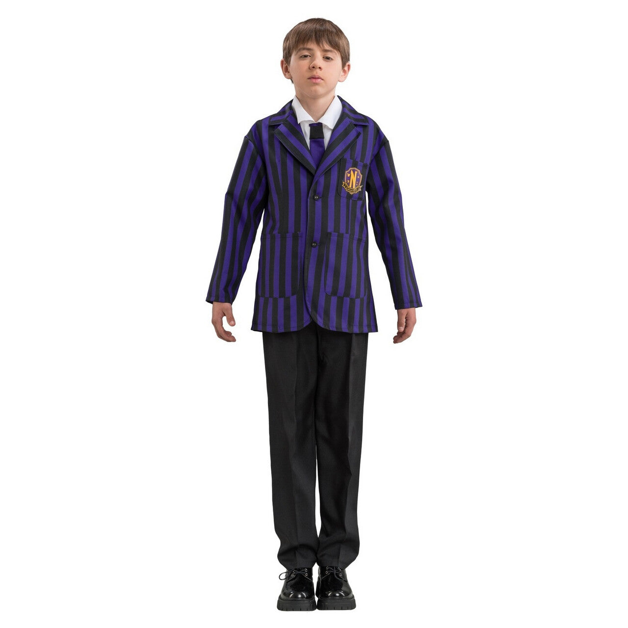 Op deze afbeelding zie je een Kostuums, van het merk Chaks. Nevermore School Uniform Zwart Paars Jongen Kostuum