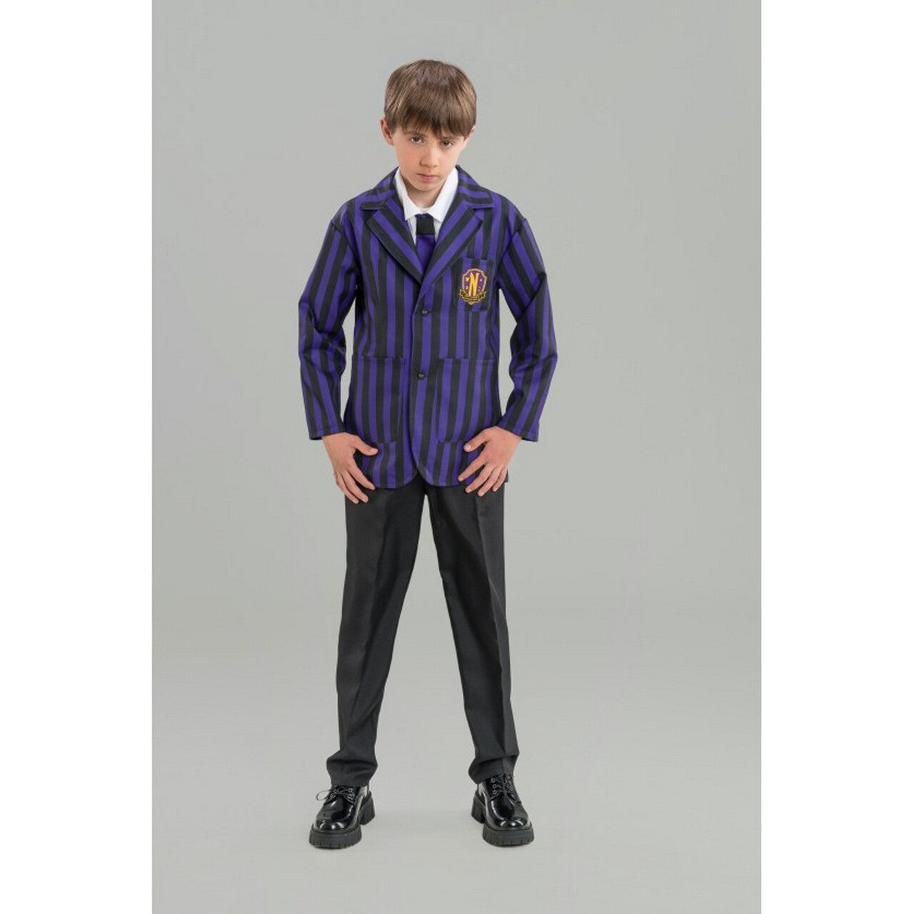 Op deze afbeelding zie je een Kostuums, van het merk Chaks. Nevermore School Uniform Zwart Paars Jongen Kostuum