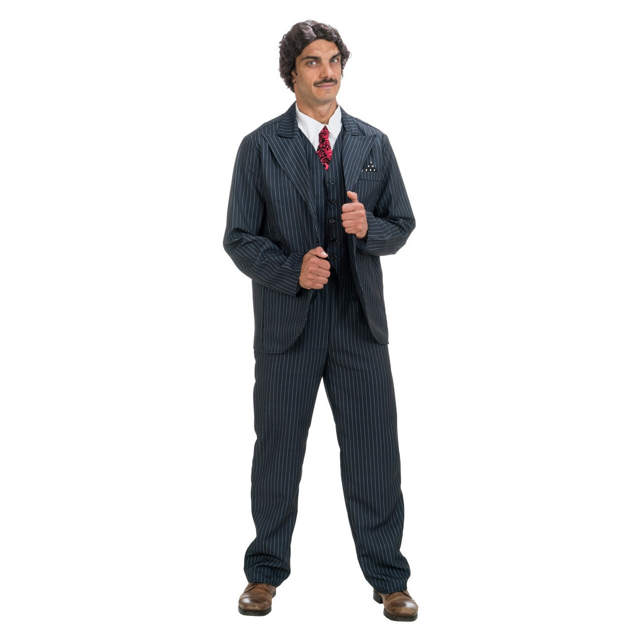 Op deze afbeelding zie je een Kostuums, van het merk Chaks. Gomez Addams Gangster Man Kostuum