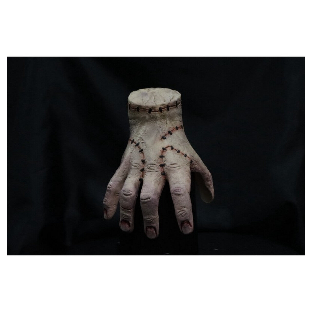 Op deze afbeelding zie je een Decoratie, van het merk Chaks. Latex Hand Thing Shoulder Buddy Wednesday