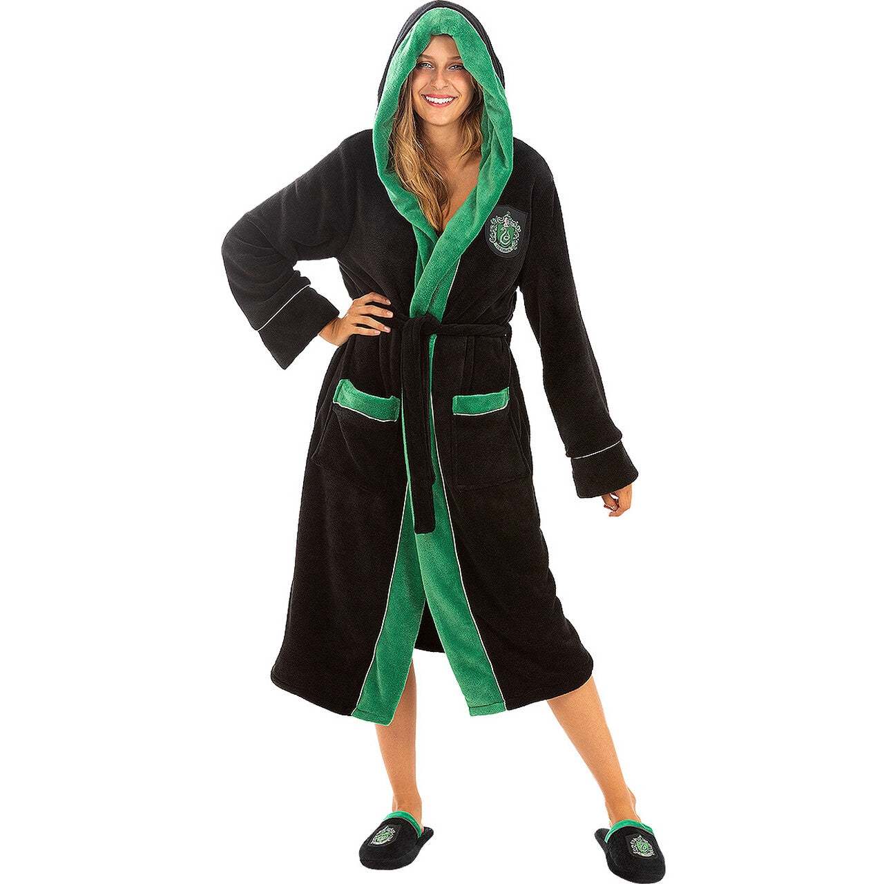 Op deze afbeelding zie je een Kostuums, van het merk Funidelia. Harry Potter Slytherin Badjas Kostuum