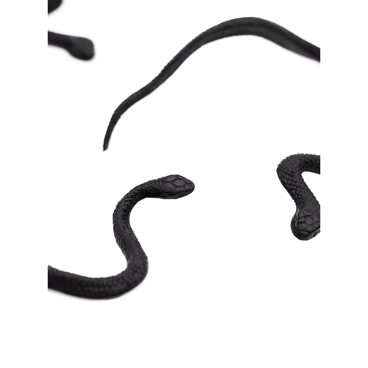 Op deze afbeelding zie je een Decoratie, van het merk Funidelia. Black Mamba Killer Snakes 12 Stuks