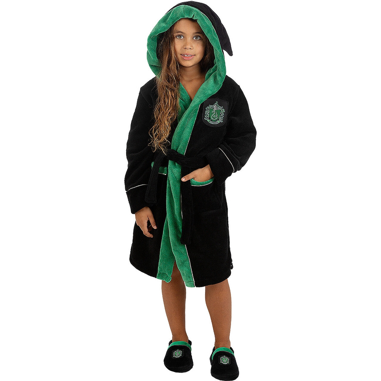 Op deze afbeelding zie je een Kostuums, van het merk Funidelia. Slytherin Dressing Badjas Harry Potter Kind Kind