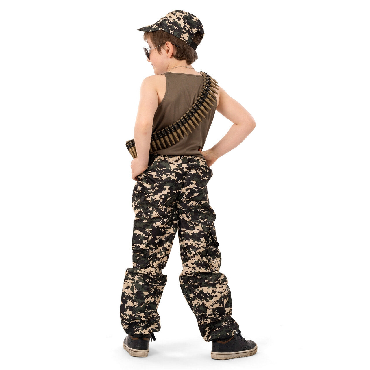 Op deze afbeelding zie je een Kostuums, van het merk Funny Fashion. Army Arnold Jongen Kostuum