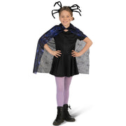 Op deze afbeelding zie je een Kostuums, van het merk Funny Fashion. Spinnencape Met Blauwe Gloed Kind Kind