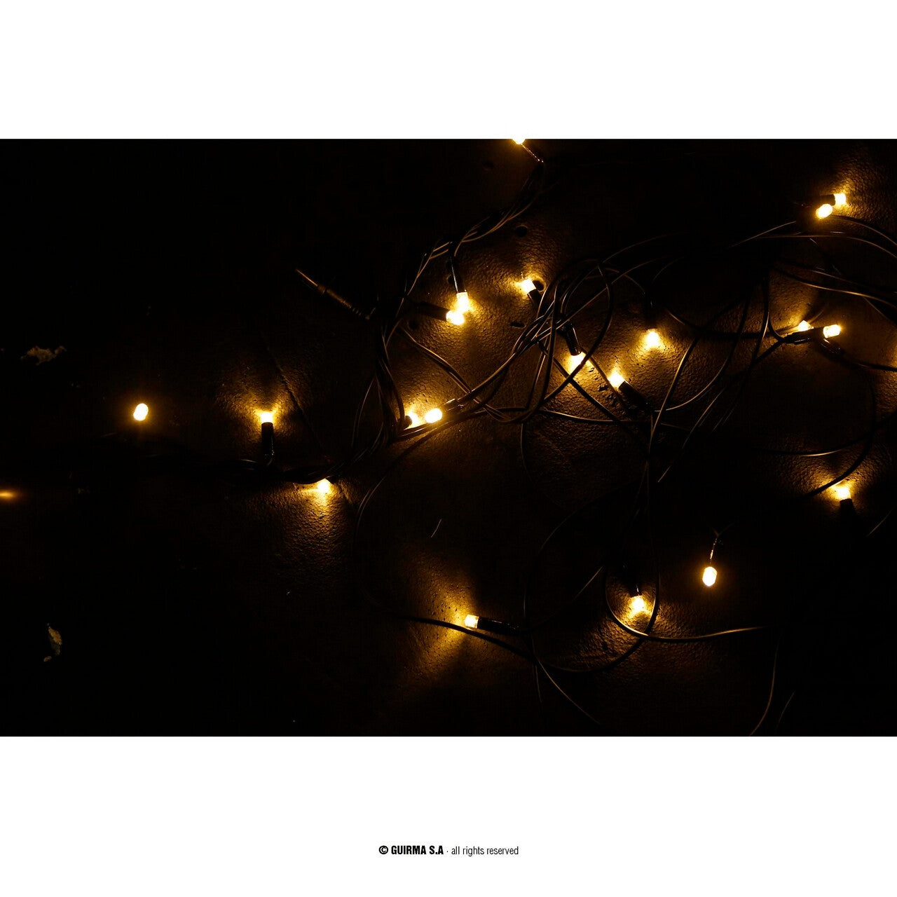 Op deze afbeelding zie je een Decoratie, van het merk Guirma. Lampjes Feest Verlichting 50 Led Wit